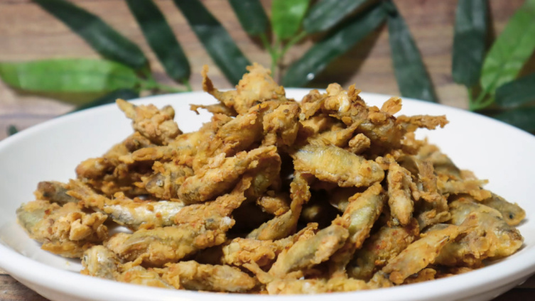 炸鱼时有人裹面粉,有人裹淀粉,都不对 炸鱼时有人裹面粉,有人裹淀粉,都不对!教你正确做法,